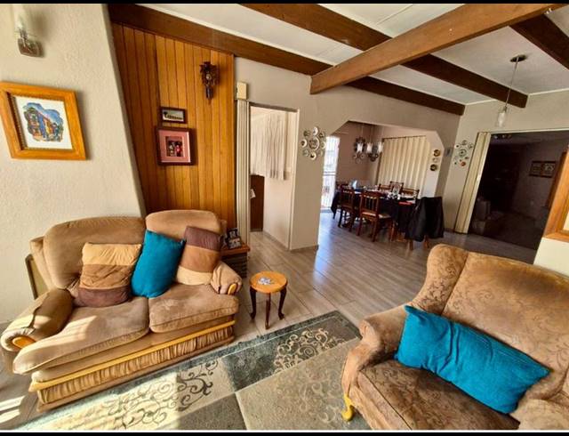 5 BEDROOM HOUSE FOR SALE IN DORINGKLOOF